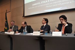 O Prof. Gustavo Justino de Oliveira na mesa com o Ministro Tarcisio Vieira de Carvalho do TSE, do Vice-Presidente do IBDEE Giuseppe Giamundo Neto e do Juiz de Direito Alexandre Jorge Carneiro da Cunha Filho